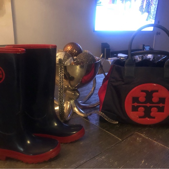 Tory Burch Rain Boots and matching bag! Excellent condition like brand new - Picture 3 of 4